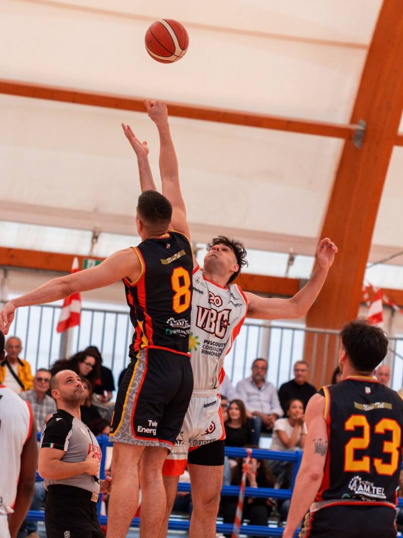 Castellaneta, sei da 10 e lode. Vittoria 84-75 contro Catanzaro 