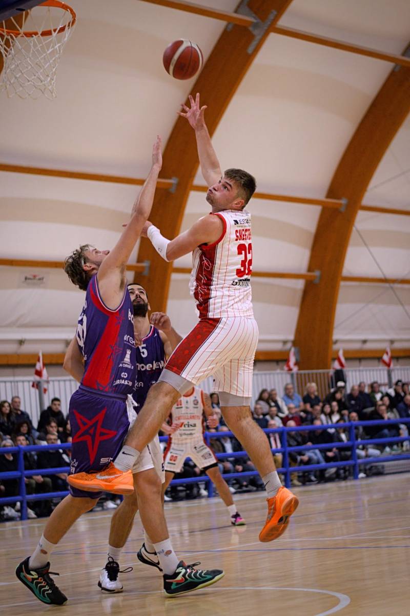 Prima sconfitta interna per la Valentino Basket Castellaneta. Tecnoeleva Adria Bari vince 91-95 