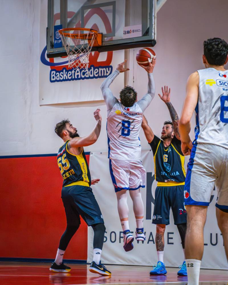 Finale amaro al Pala Cestellini: la Sicoma sfiora la rimonta, ma Recanati resiste 65-67 