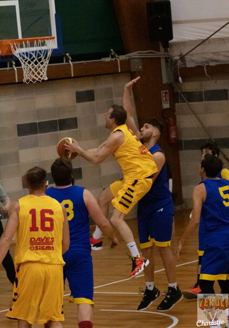 Pallacanestro Veroli festeggia al meglio le 100 presenze di capitan Marco Fiorini #5