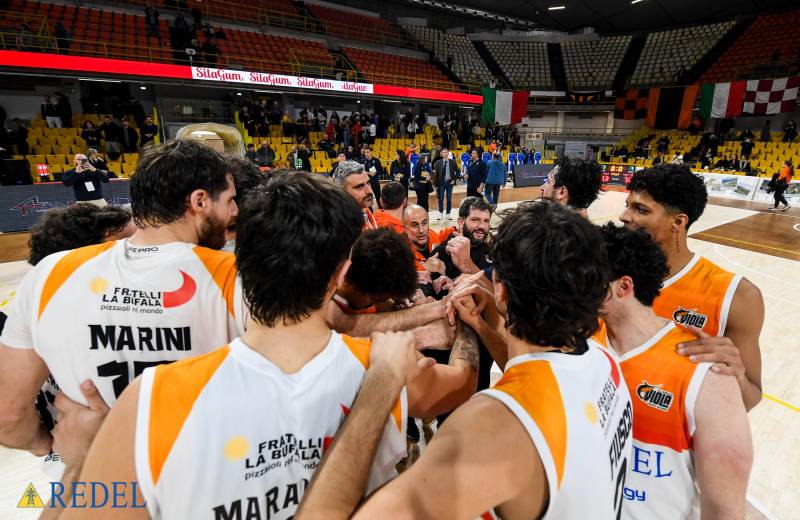 Redel, nell'anticipo con Corato vittoria di platino. Marini segna il libero decisivo (73-72) 