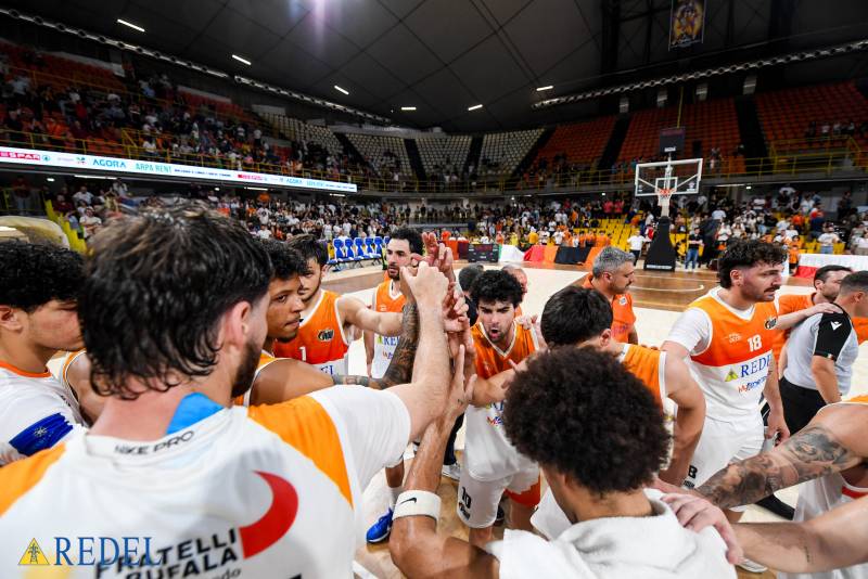 Redel Viola che sfortuna! Rimonta eroica, ma gara-1 è di Avellino (69-71)