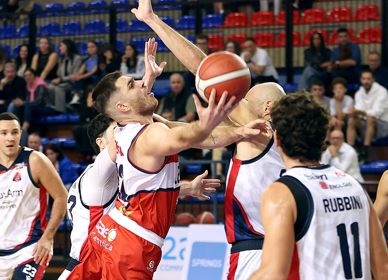 LuxArm Lumezzane vince in rimonta su SAE Scientifica-Soevis Legnano Knights 57-55