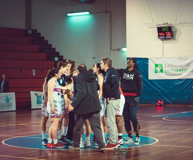 La Rainbow Viagrande Gruppo ALTEA lotta alla pari ma la Virtus Cagliari è più cinica