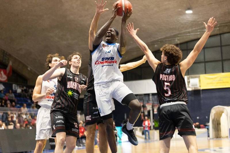 La Virtus Ragusa risorge dal -16 di metà gara e supera Castellaneta