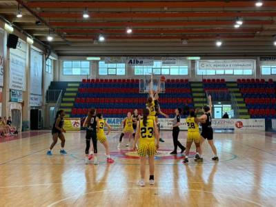 MagnoliaBasketCampobasso_2026-04-14La_palla_a_due_del_match.jpeg