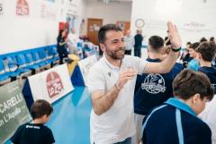 NuovoBasketAquilano_2025-06-28Il_coach_Barilla_saluta_il_pubblico.jpg