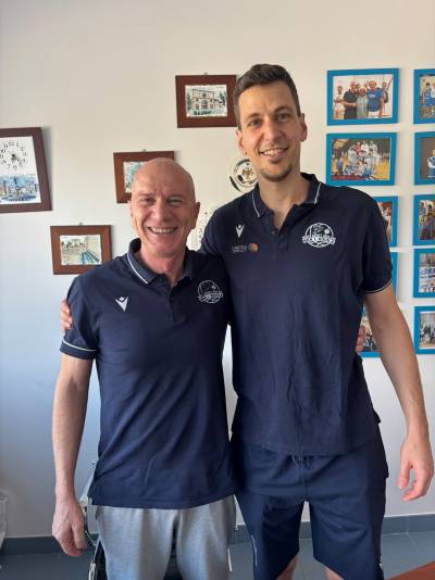 NuovoBasketAquilano_2026-07-12SERIE_B_INTERREGIONALE_-_l_argentino_Leo_Cecchi_con_il_Presidente_.jpg