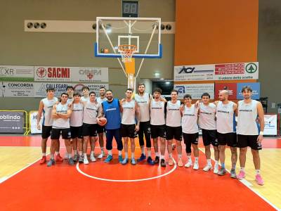 OlimpiaBasketCastelSanPietro_20261016_PietroAradoriSiAllenaConLOlimpiaCastello.jpeg