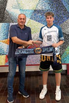 PallacanestroVisSpilimbergo_2025-08-04Il_presidente_Mario_Passudetti_con_Gabriele_Desiderio.jpeg